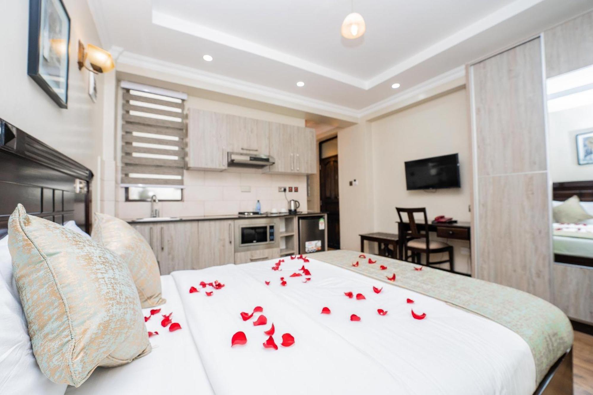 Hemak Suites Nairobi Ngoại thất bức ảnh