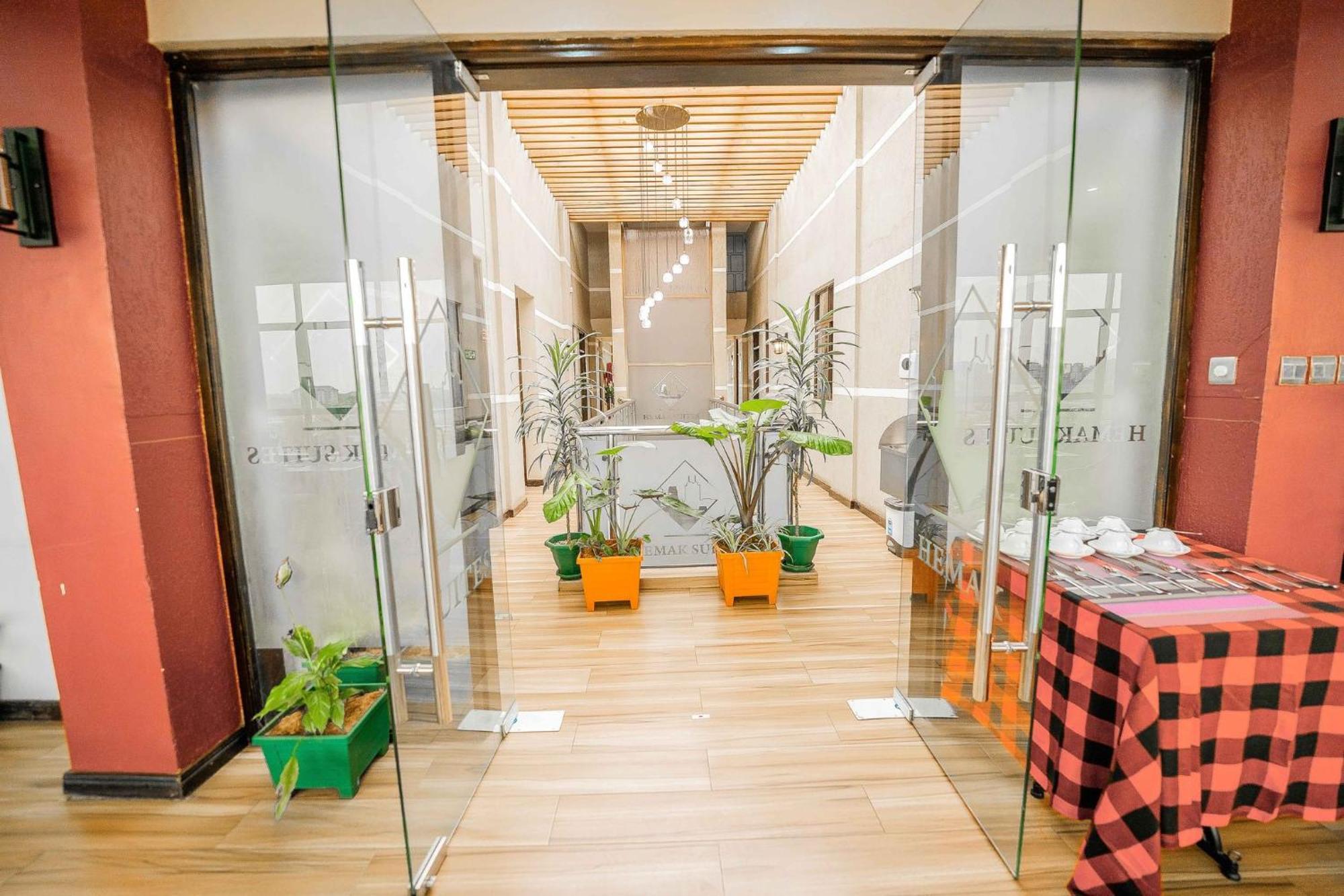 Hemak Suites Nairobi Ngoại thất bức ảnh